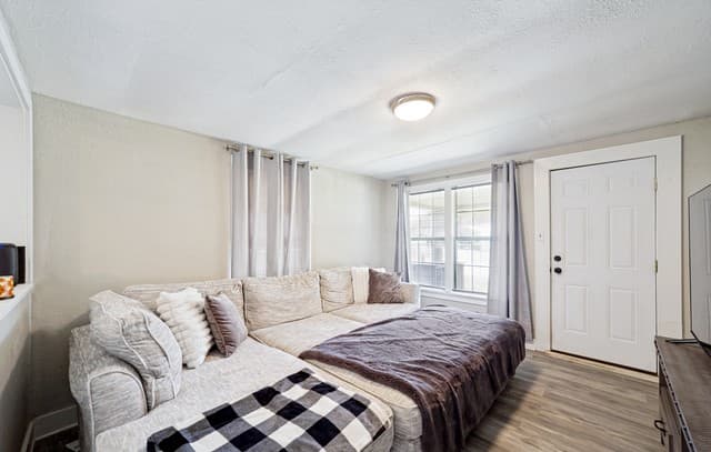 Home for sale at 1129 Plum St in Floresville, TX — photo 4