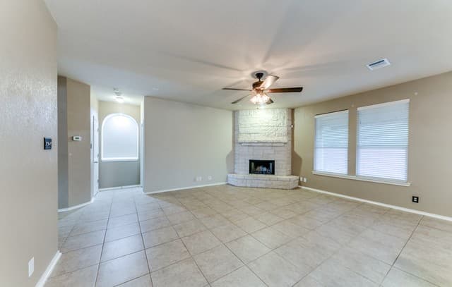 Home for sale at 302 Eglington Way in Cibolo, TX — photo 4