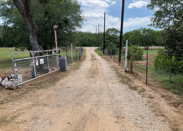 Home for sale at 139 Country View in Floresville, TX — photo 4