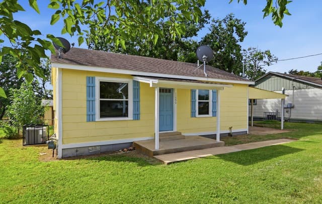 Home for sale at 11590 S Foster Rd in San Antonio, TX — photo 3