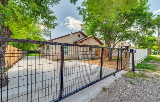 Home for sale at 651 N San Augustine Ave in San Antonio, TX — photo 1