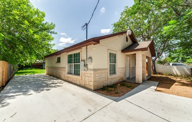 Home for sale at 651 N San Augustine Ave in San Antonio, TX — photo 3