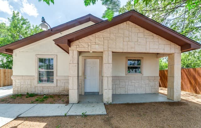 Home for sale at 651 N San Augustine Ave in San Antonio, TX — photo 4