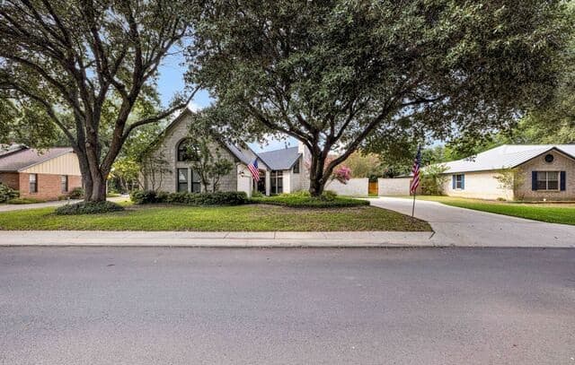 Home for sale at 105 Village Path in Castroville, TX — photo 2