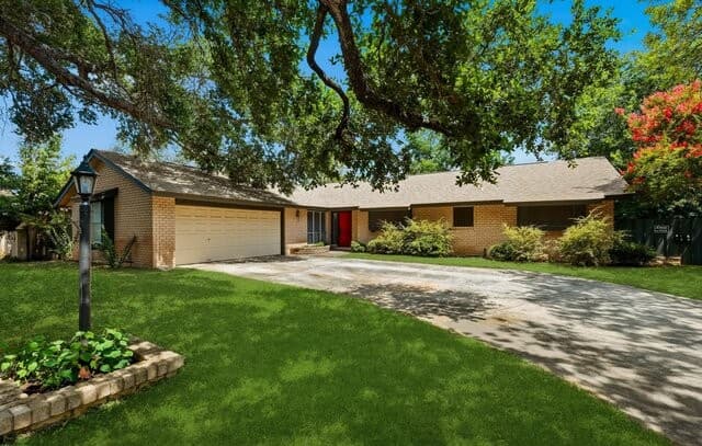 Home for sale at 709 Golfcrest Dr in Windcrest, TX — photo 1