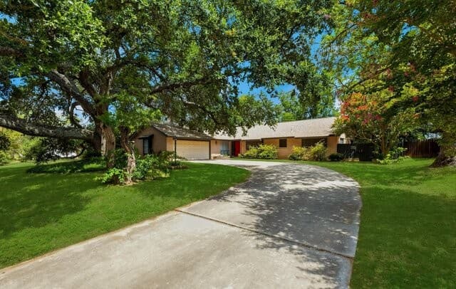 Home for sale at 709 Golfcrest Dr in Windcrest, TX — photo 2