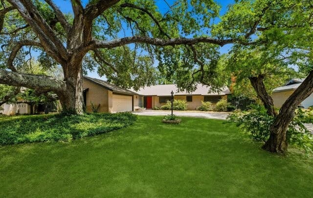 Home for sale at 709 Golfcrest Dr in Windcrest, TX — photo 3