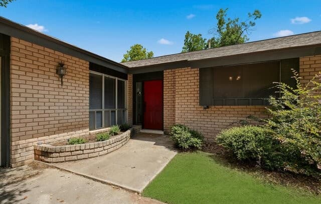 Home for sale at 709 Golfcrest Dr in Windcrest, TX — photo 4