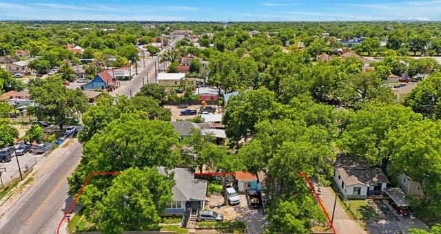 Home for sale at 3201 S Flores St in San Antonio, TX — photo 2