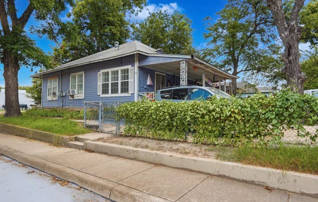 Home for sale at 3201 S Flores St in San Antonio, TX — photo 4