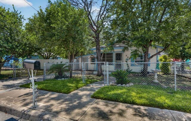Home for sale at 736 S San Eduardo Ave in San Antonio, TX — photo 2