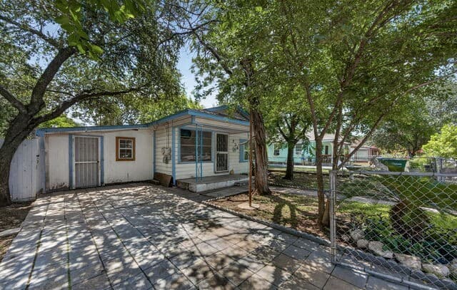 Home for sale at 736 S San Eduardo Ave in San Antonio, TX — photo 3