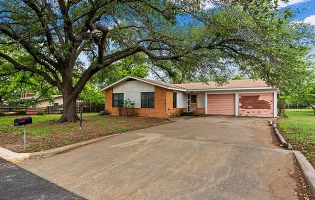 3-bedroom home for sale at 131 W Lower Crabapple Rd in Fredericksburg TX