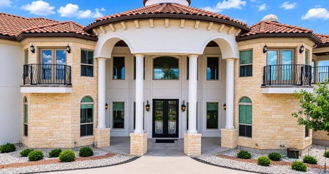Home for sale at 423 Tulorosa Rdg in Helotes, TX — photo 2