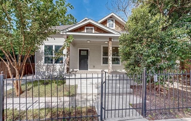 Home for sale at 305 Spruce St in San Antonio, TX — photo 2