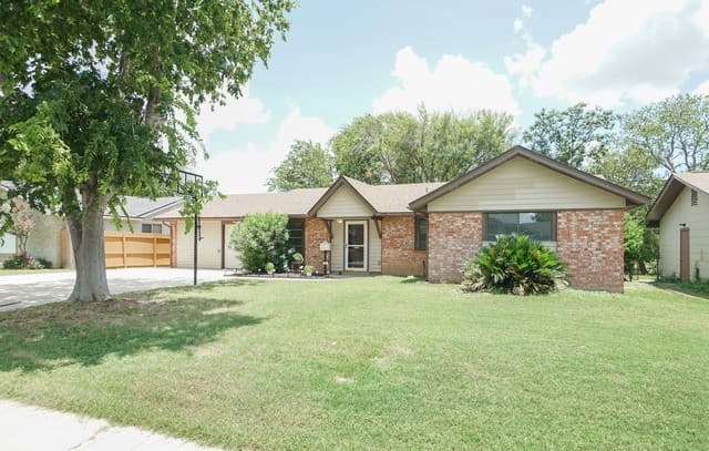 4-bedroom home for sale at 221 Meadow Ln in Schertz TX