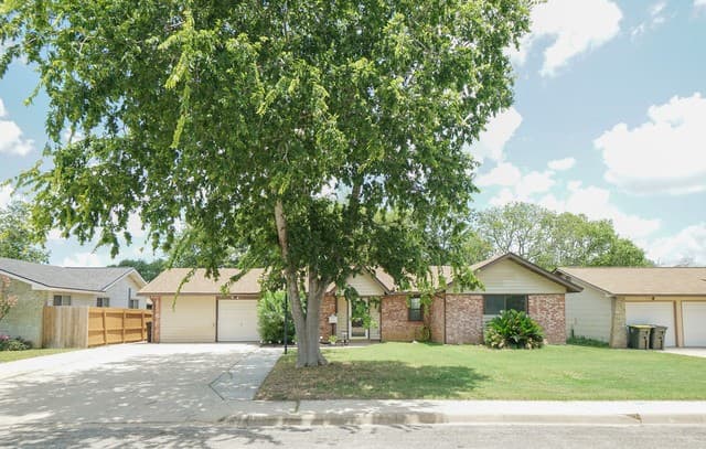 Home for sale at 221 Meadow Ln in Schertz, TX — photo 2