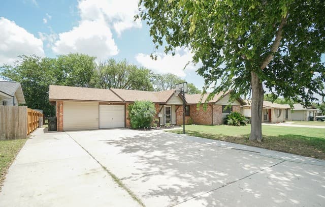 Home for sale at 221 Meadow Ln in Schertz, TX — photo 3