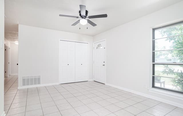 Home for sale at 221 Meadow Ln in Schertz, TX — photo 5