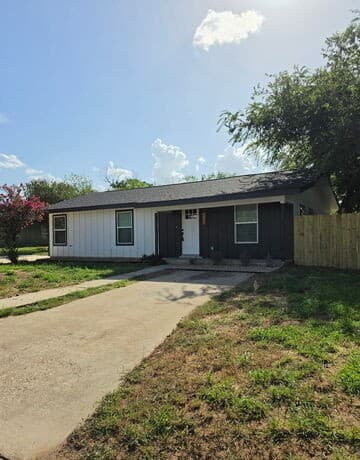 Home for sale at 925 Coleman St in Poteet, TX — photo 1