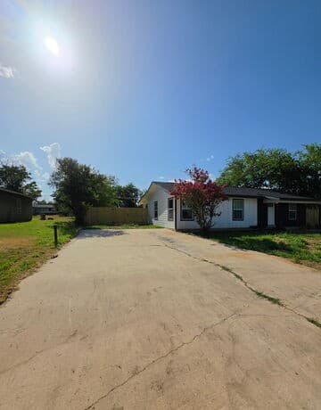 Home for sale at 925 Coleman St in Poteet, TX — photo 2