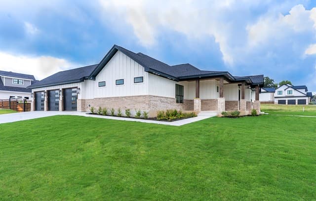 4-bedroom home for sale at 109 Chinaberry Hl in La Vernia TX