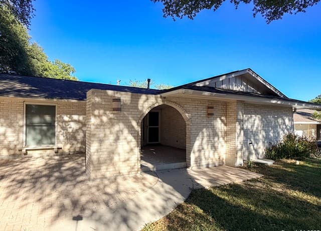 Home for sale at 10402 Redlawn Dr in San Antonio, TX — photo 3