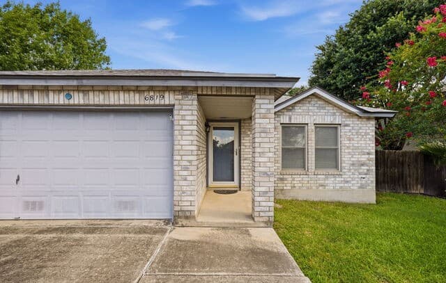 Home for sale at 6819 Honeyridge Ln in San Antonio, TX — photo 3