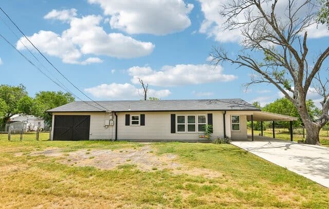 Home for sale at 714 Orange St in Jourdanton, TX — photo 1