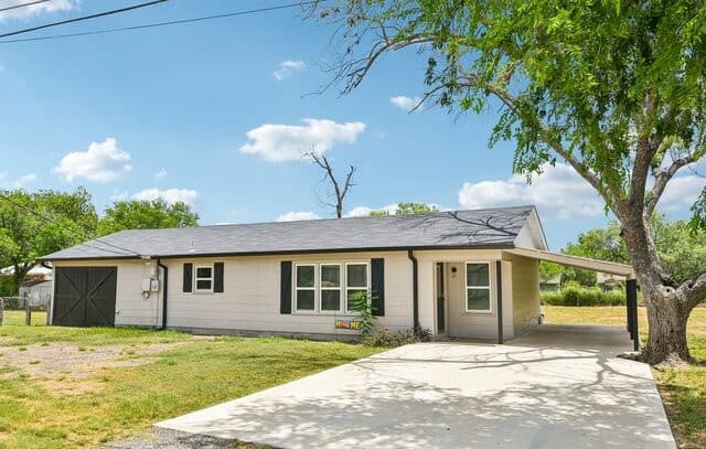 Home for sale at 714 Orange St in Jourdanton, TX — photo 2