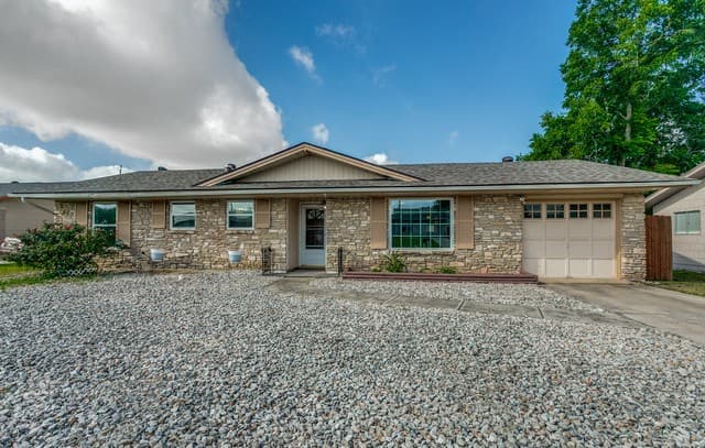 Home for sale at 207 Balboa Dr in Universal City, TX — photo 2