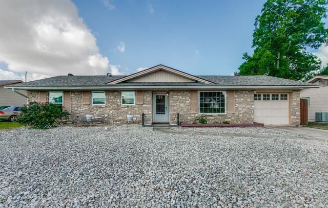 Home for sale at 207 Balboa Dr in Universal City, TX — photo 3