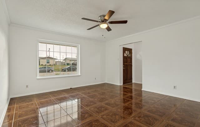 Home for sale at 207 Balboa Dr in Universal City, TX — photo 5