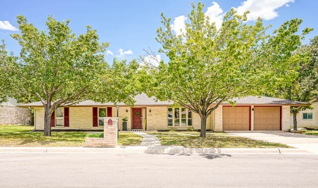 Home for sale at 622 Sunhaven Dr in Windcrest, TX — photo 1