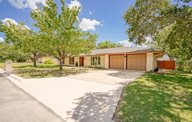 Home for sale at 622 Sunhaven Dr in Windcrest, TX — photo 2