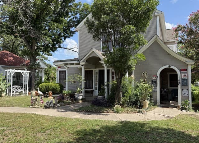 Home for sale at 706 E Carson in San Antonio, TX — photo 2