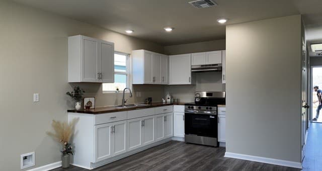 Home for sale at 808 E 6th St in Nixon, TX — photo 5