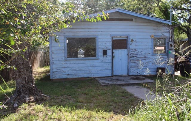 Home for sale at 717 Ormand St in Pleasanton, TX — photo 2