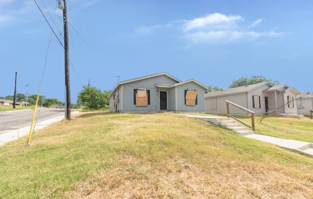 Home for sale at 1003 Yucca St in San Antonio, TX — photo 2