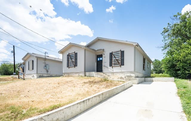 Home for sale at 1011 Yucca St in San Antonio, TX — photo 1