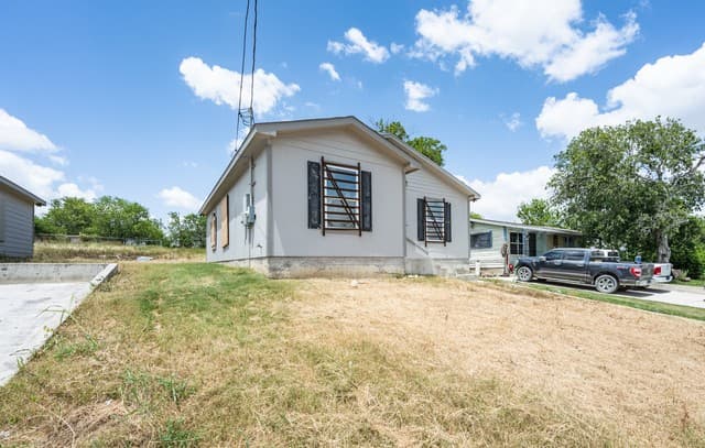 Home for sale at 1011 Yucca St in San Antonio, TX — photo 2