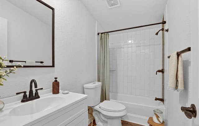 Home for sale at 1302 Hickory Street in Jourdanton, TX — photo 4