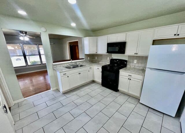 Home for sale at 111 Edgebrook Ln in San Antonio, TX — photo 2