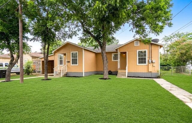 Home for sale at 706 W Winnipeg Ave in San Antonio, TX — photo 4