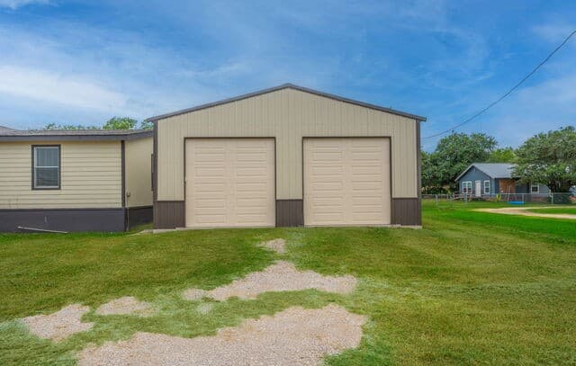 Home for sale at 200 W Elwood St in Falls City, TX — photo 2