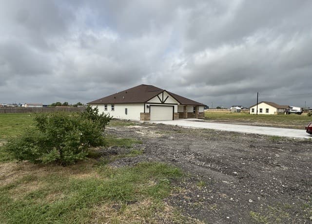 Home for sale at 472 County Rd. 679 in Natalia, TX — photo 4