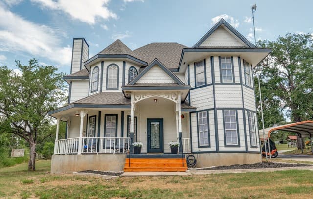 3-bedroom home for sale at 9052 Us Highway 181 N in Floresville TX