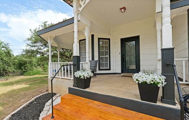 Home for sale at 9052 Us Highway 181 N in Floresville, TX — photo 2