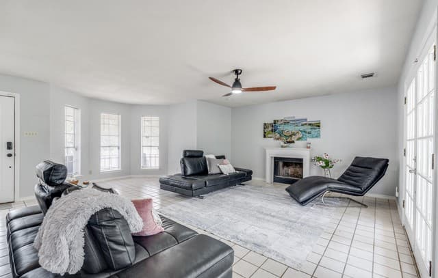 Home for sale at 9052 Us Highway 181 N in Floresville, TX — photo 5