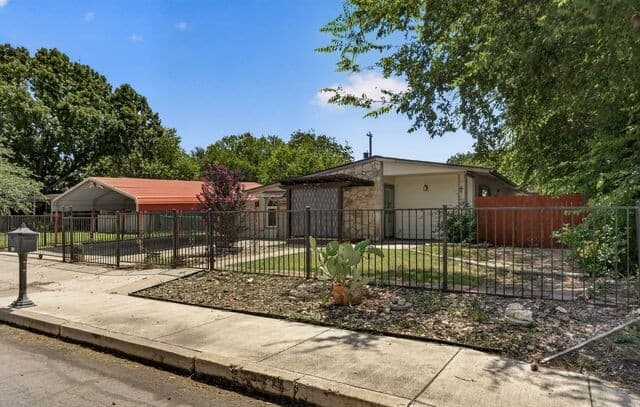 Home for sale at 158 Lelani St in San Antonio, TX — photo 2